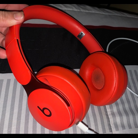Beats solo pro 3 color red NO BOX just charger - Picture 1 of 2